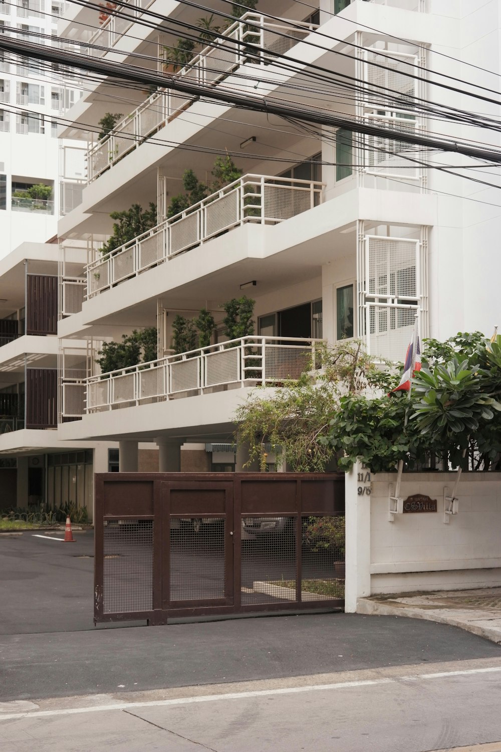 Portón de acceso vehicular de un edificio residencial en su comuna